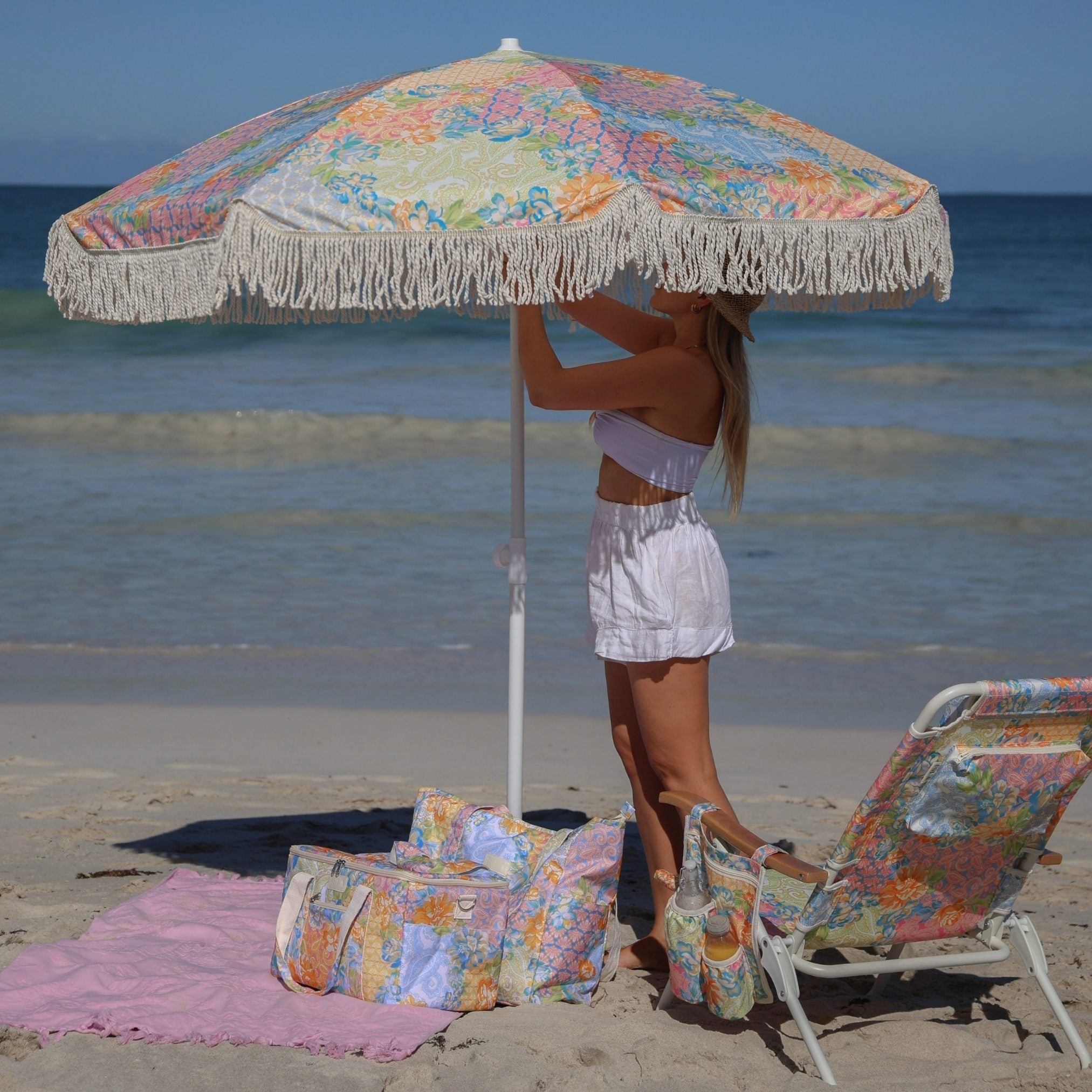 gardenia-beach-umbrella-2_d5d8cb91-1d48-43e5-8821-98c223233902.jpg