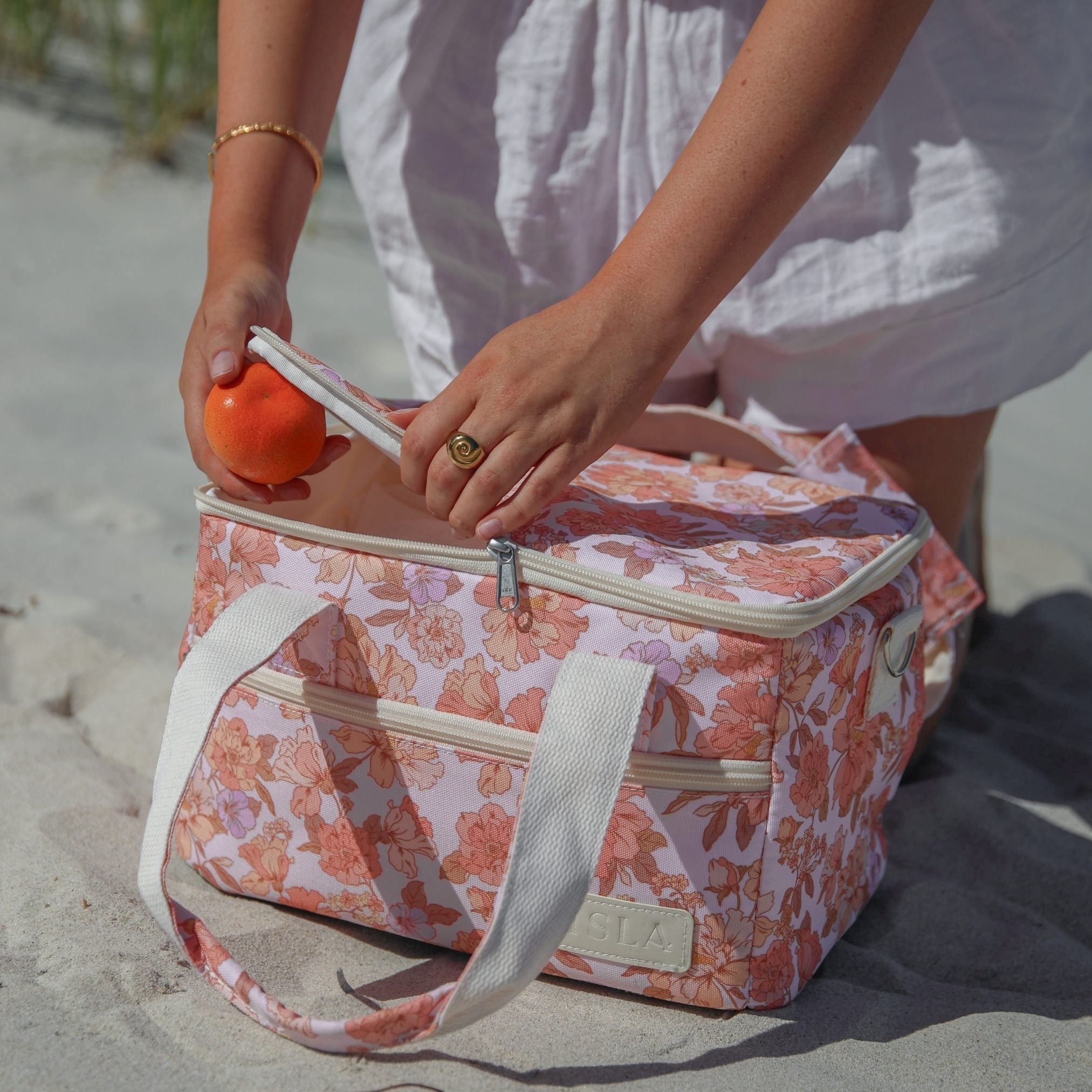 jardin-small-cooler-bag-2_bb4037f7-539f-47f1-9e3d-248b70d9641f.jpg