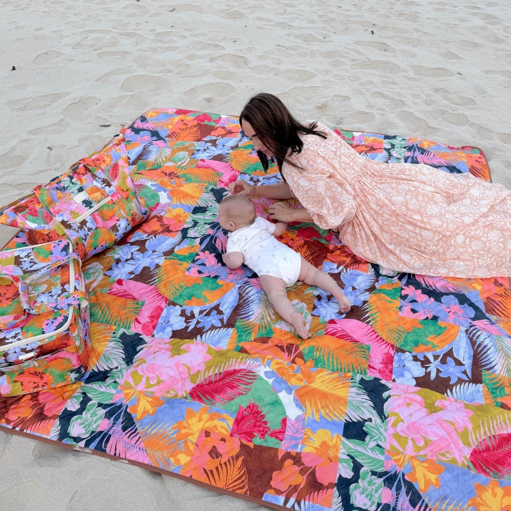 tropic-waterproof-picnic-rug-1_6f22bd2d-bad4-487e-8b80-c0de47733d70.jpg